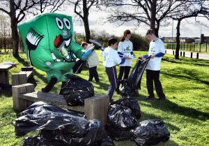 Rowan Park School pupils help the Green Machine clean up.