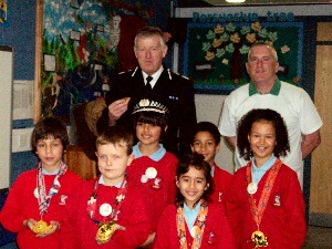 Chief Constable Jon Murphy and Kind Chief Exec Stephen Yip with some of the children from Pleasant Street School. 