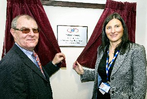 Jan Lee, Supported Living Service Manager at KHT, and Professor Peter Roberts unveil the plaque at Yates Court.