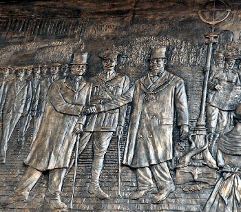 A close up of one of the Memorial Frieze pannels showing the then Lord Mayor of Liverpool with Lord Derby, who formed the Pals.