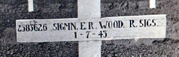 Photograph of Randolph's initial grave in Tunisia which was later marked with a permanent headstone by the War Graves Commission 