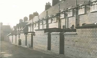 The backs of 23 - 35 Primrose Hill, Port Sunlight c. 1960. Port Sunlight Museum Collection.