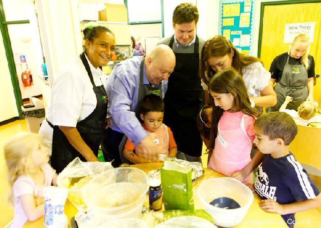 The right ingredients sees Michelle ODwyer of Bay Tree Cookery Academy, along with Mayor of Liverpool Joe Anderson and Liverpool Walton MP Dan Carden, taking part at a 1 of her community sessions. 