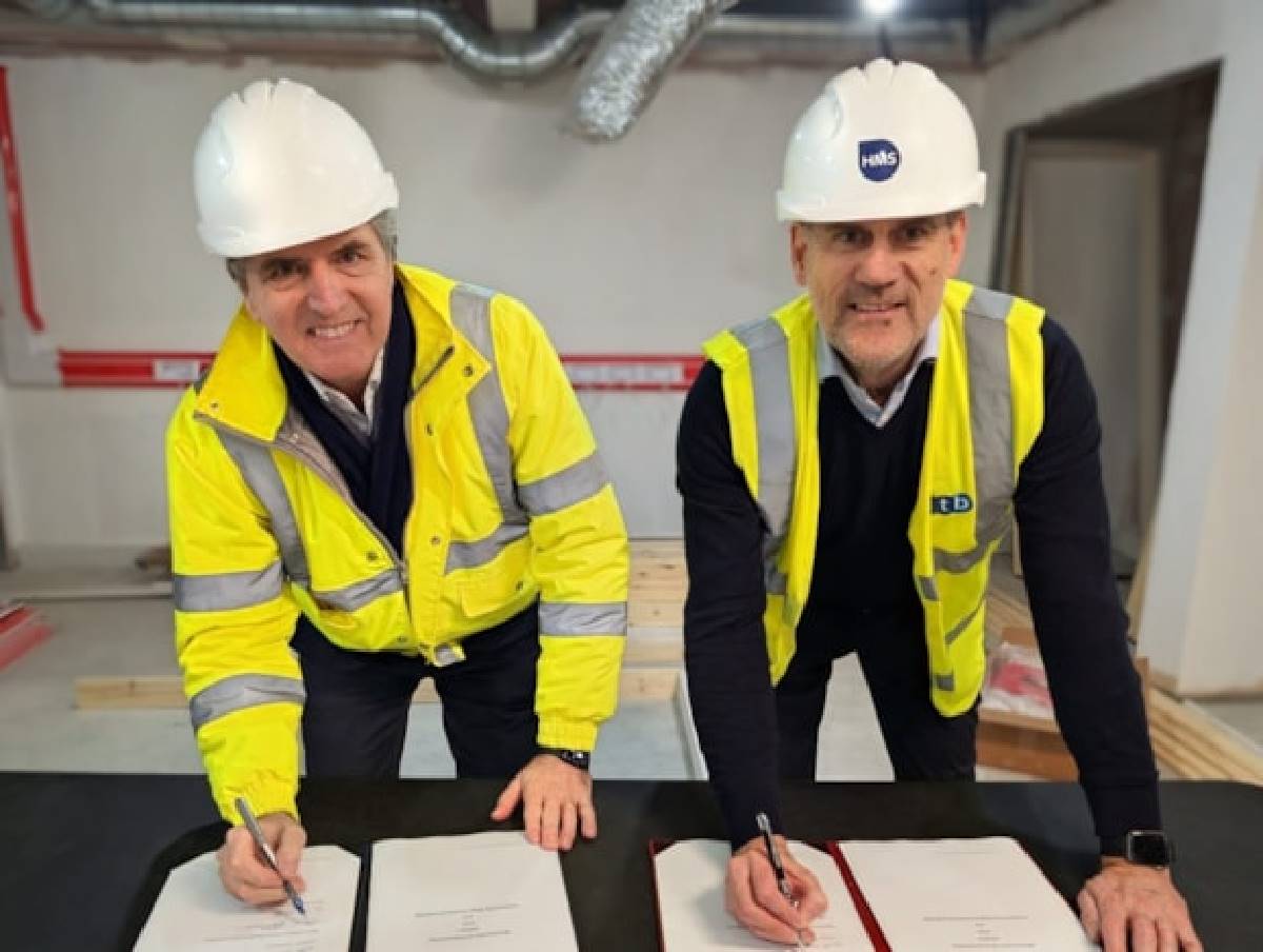 Mayor Steve Rotheram (left) and CITB CEO Tim Balcon at The Vaults, a �22m development of 64 apartments being built by Torus Developments in Liverpool's Baltic Triangle.